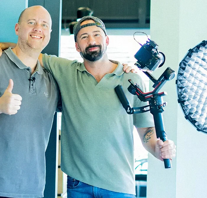 Zwei Ewerle-Teammitglieder mit Kamera auf dem Gimbal nach einem Dreh