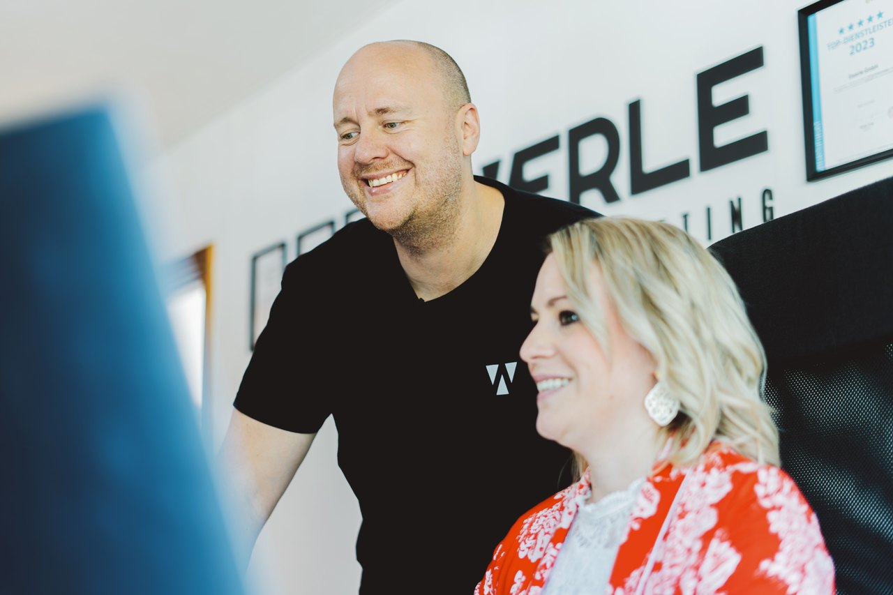 Frank Ewerle und Verena Ewerle-Feist am Bildschirm im Ewerle-Büro