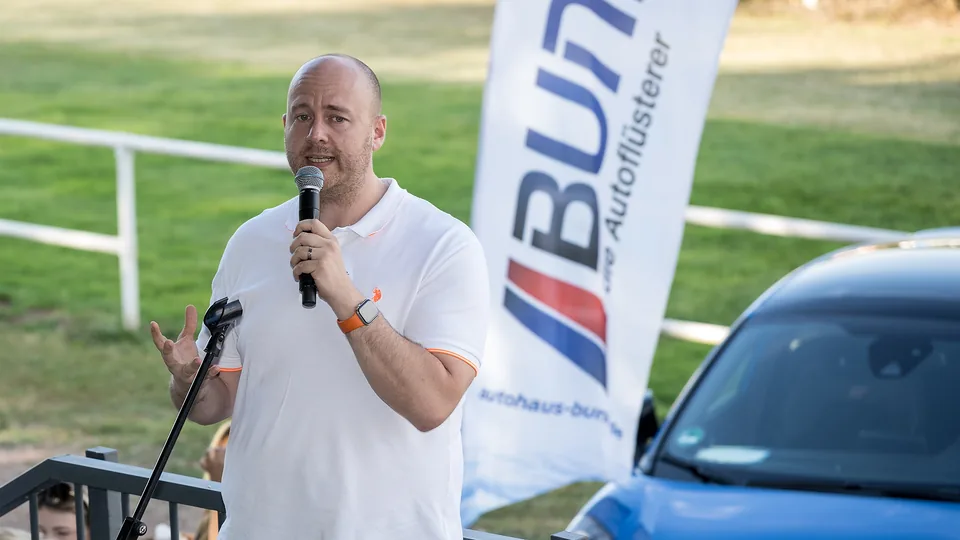 Frank Ewerle mit Mikrofon beim Best-Practice-Abend des Marketing Club Saar auf der Pferderennbahn Saarbrücken-Güdingen