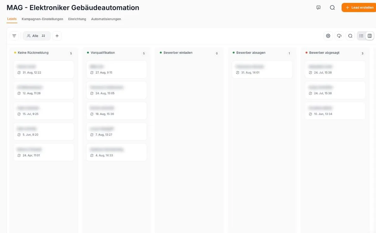 Echte Bewerber-Pipeline im Ewerle-Kundenportal: Kanban-Spalten mit Bewerberkarten — Namen unkenntlich gemacht