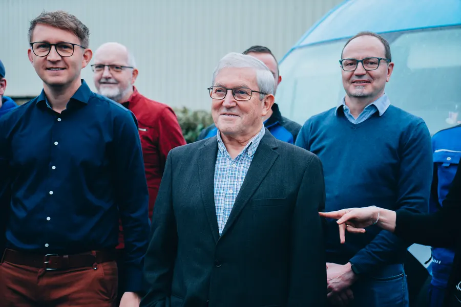 Professionelle Betriebsfotografie: Führungsteam vor dem Firmenfahrzeug